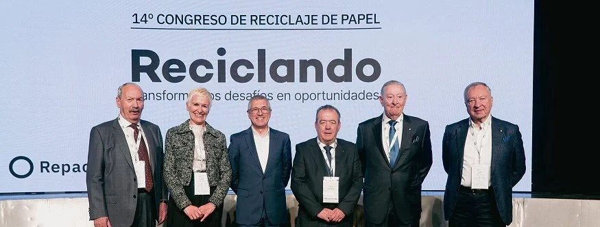 Premio a una vida recuperando papel